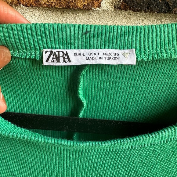 Zara Green Ruffled Sleeveless Blouse - Picture 2 of 6